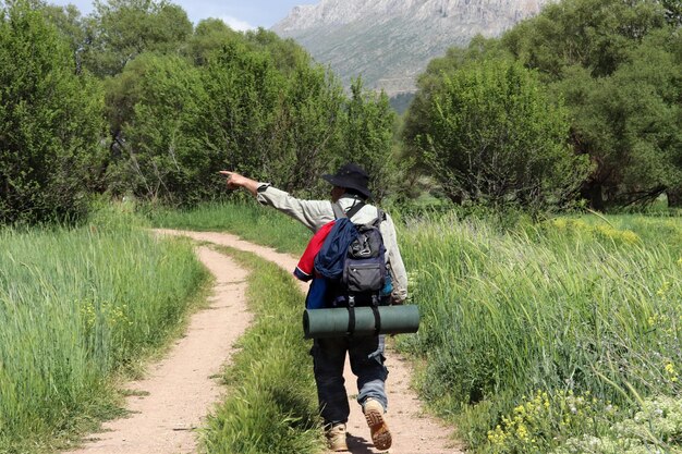 Wanderer, der im Grünen spazieren geht Naturliebhaber