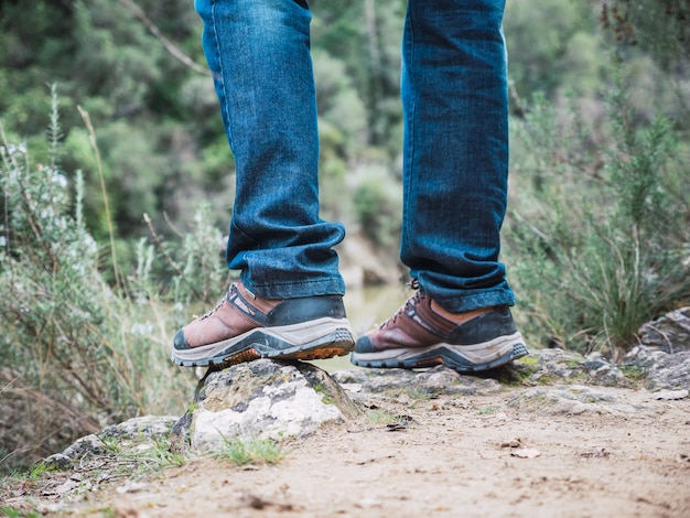 Wanderer, der über Felsen auf einem Bergweg wandert