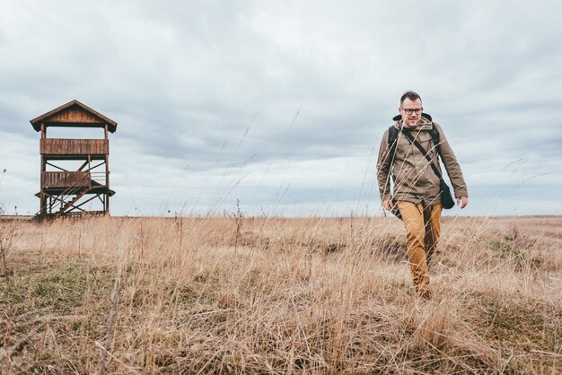 Wanderer, der über Wiese geht