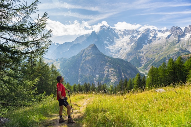 Foto wanderer, der vor majestätischem mont blanc stillsteht