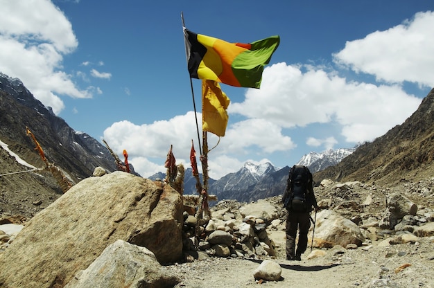 Wanderer entlang der Anbetungsstätte durch Quelle von Ganga