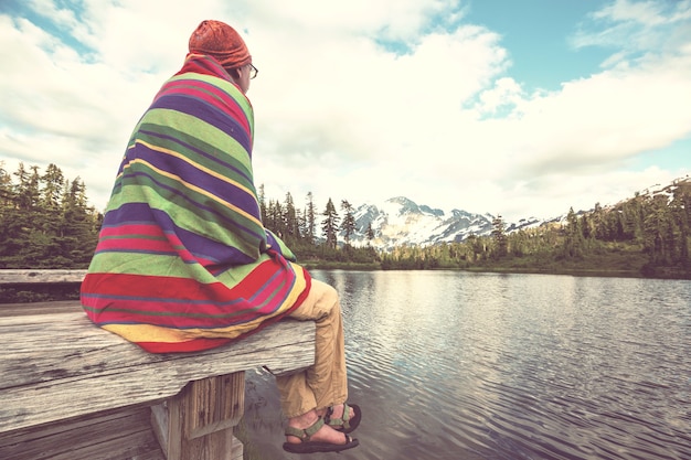 Wanderer entspannen am ruhigen Bergsee