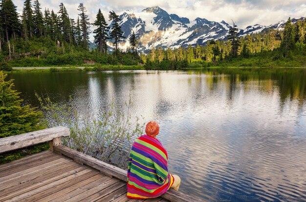 Wanderer entspannen am ruhigen Bergsee