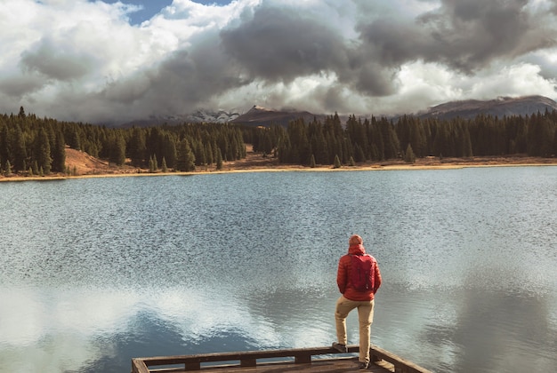 Wanderer entspannen am ruhigen Bergsee