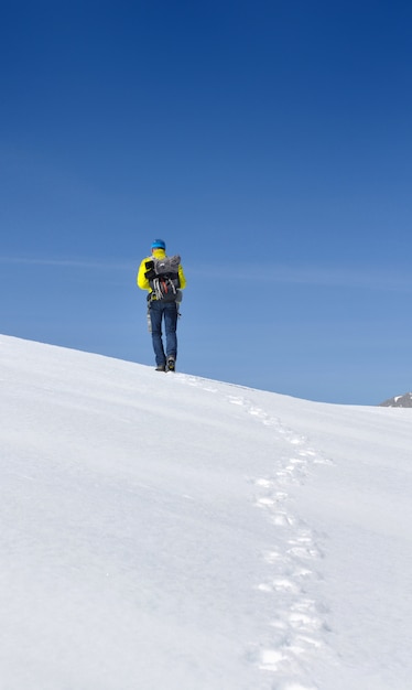 Wanderer im schneebedeckten Berg