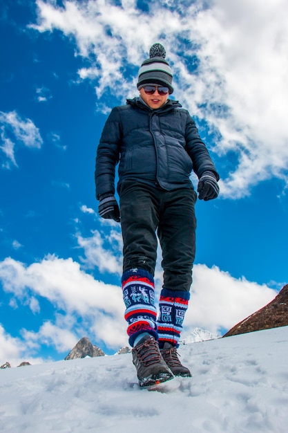 Wanderer im schneebedeckten Raura in Oyon Peru Eine Person in der Nähe eines schneebedeckten Gipfels