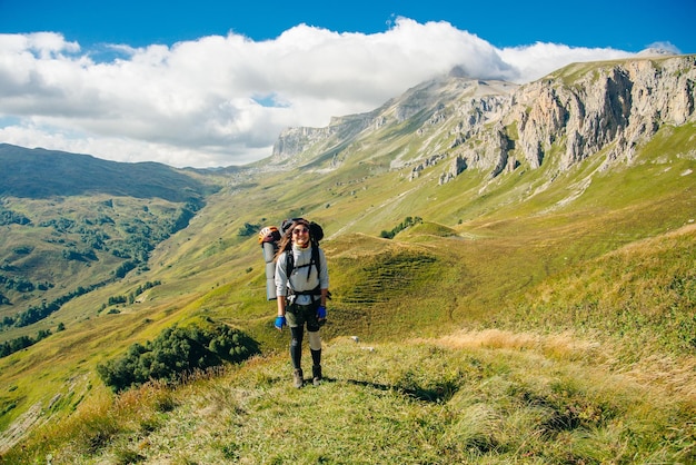 Wanderer in den Bergen der Republik Adygea mit großen Rucksäcken Russland