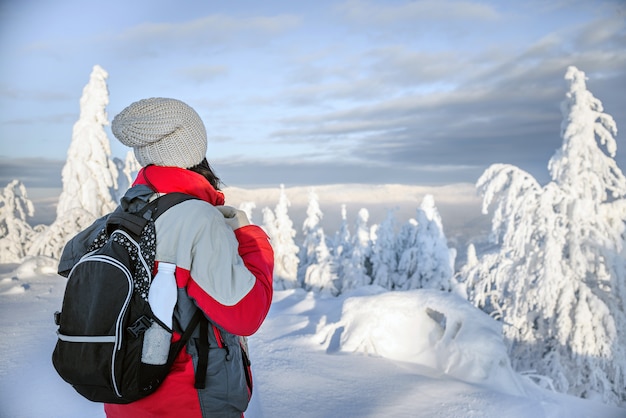 Wanderer in den bergen, joghurt im rucksack