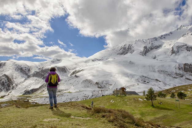 Wanderer in den Pyrenäen im Frühjahr mit Schnee, Col du Soulor