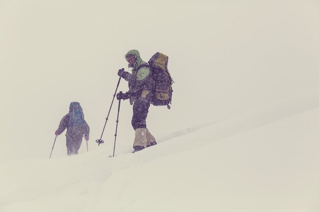 Wanderer in den Winterbergen