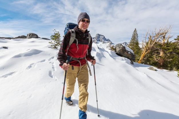 Wanderer in den Winterbergen