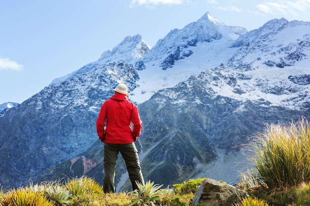 Wanderer in wunderschönen Bergen in der Nähe von Mount Cook, Neuseeland, Südinsel