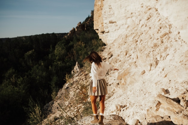 Wanderer Mädchen geht in den Bergen