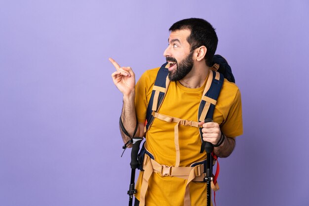 Wanderer Mann auf Pastellwand