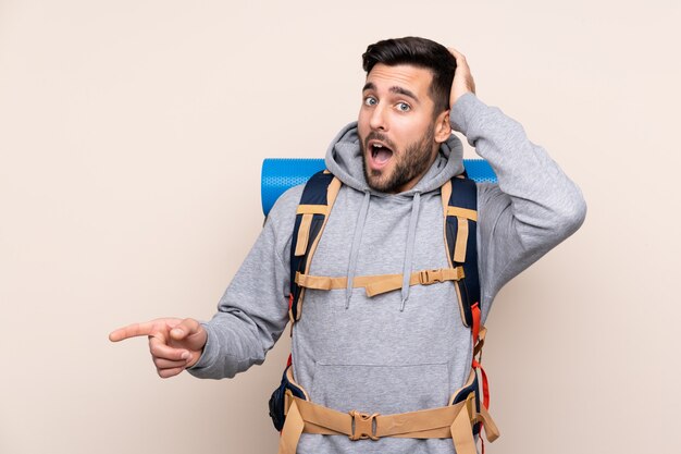 Wanderer Mann mit Rucksack