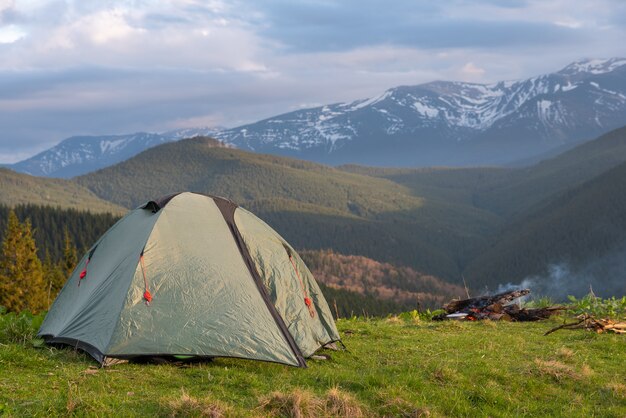 Wanderer mit Ausrüstung wandern viel in den Bergen