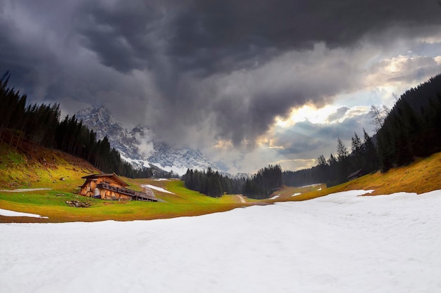 Wanderer mit Blick auf den Seebensee mit Zugspitze und Sonnenspitze Wetterstein Berge Alpen Tirol