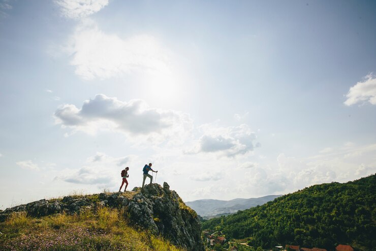 Foto wanderer mit den rucksäcken, die auf einen berg gehen und genießen, zu wandern