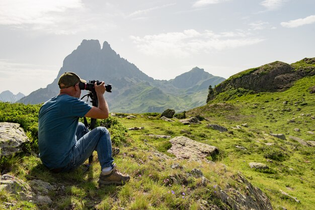 Wanderer mit der Kamera, die Foto des schönen Berges macht