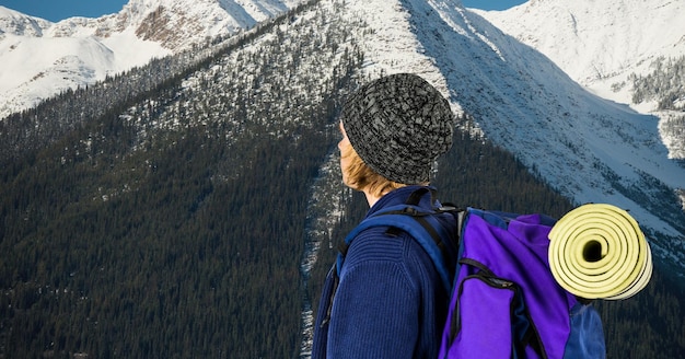 Wanderer mit Rucksack gegen Berg