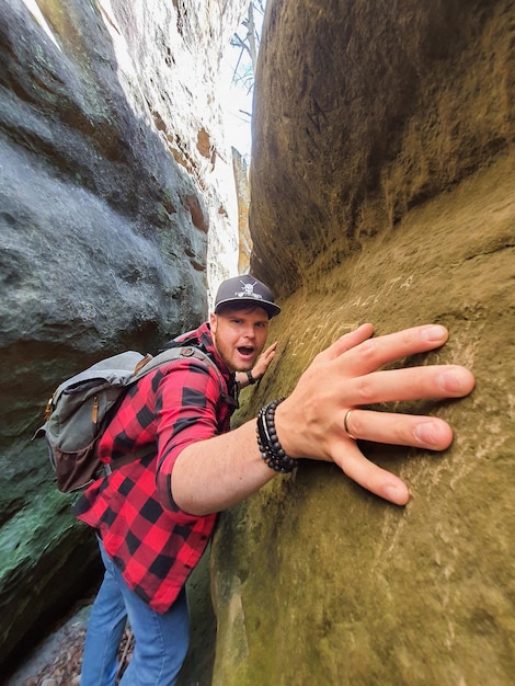 Wanderer mit Rucksack in enger Schlucht