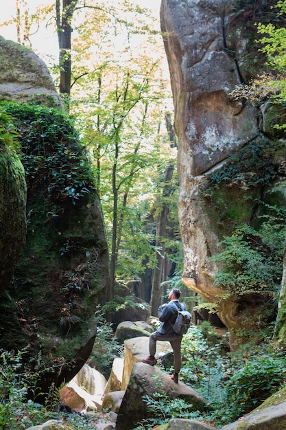 Wanderer mit Rucksack in Schlucht mit Wald