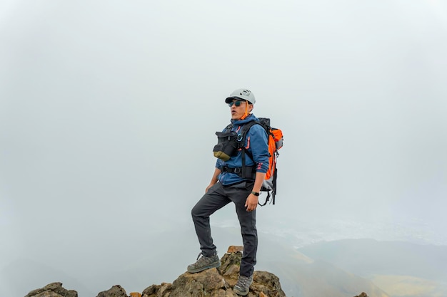 Wanderer mit Rucksack vor einem Berg