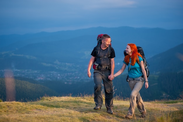 Wanderer mit Rucksäcken zu Fuß in der schönen Bergwelt