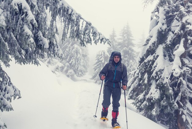 Wanderer mit Schneeschuhen im Winter