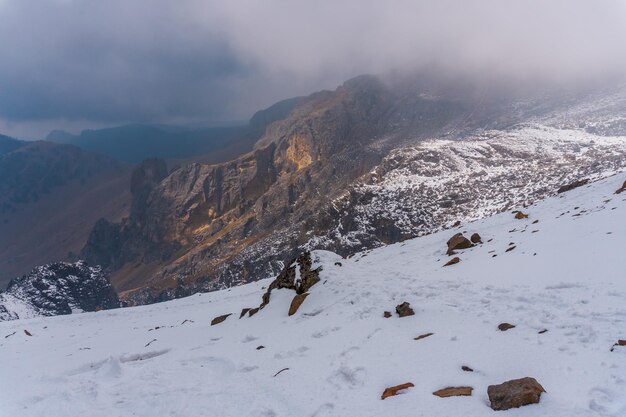 Wanderer Trekking in den Bergen Iztaccihuatl Vulkan im Popocatepetl Nationalpark Mexiko