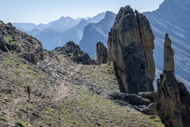 Wanderer zu Fuß durch ein Felsfeld mit erstaunlichen Felsformationen kanadische Rockies Kanada