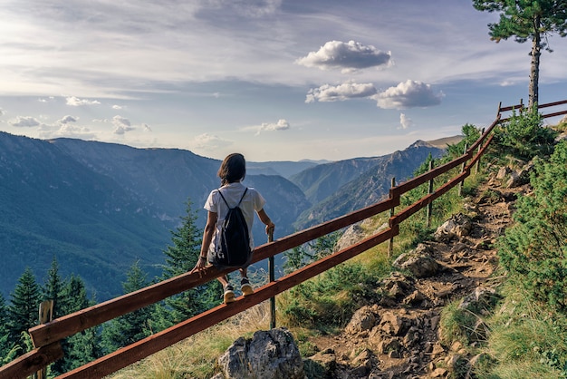 Wandererfrau, die atemberaubende Ansichten in Nationalpark Durmitor, Montenegro genießt
