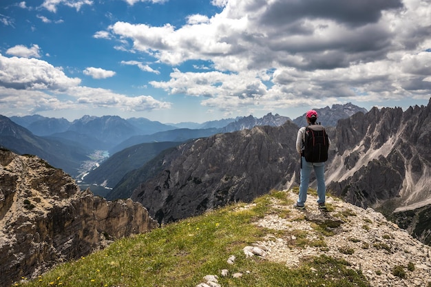 Wandererfrau, die aufsteht, um die Spitze zu erreichen. Nationaler Naturpark Drei Zinnen in den Dolomiten. Schöne Natur Italiens.