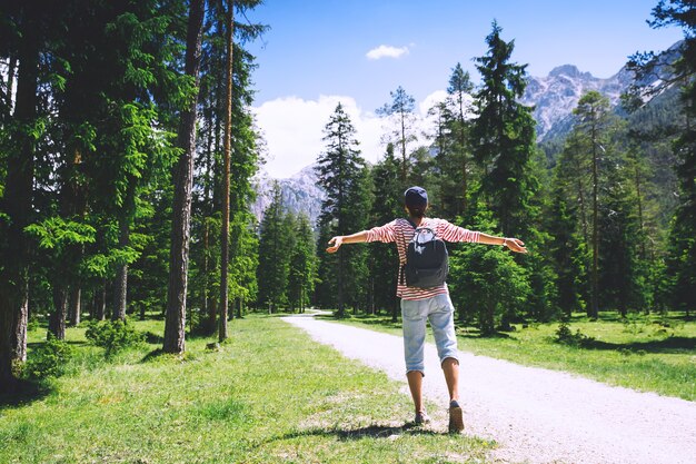 Wandererfrau, die sich im Freien auf der Natur entspannt Reisen in den Dolomiten Italien Europa Sommerurlaub