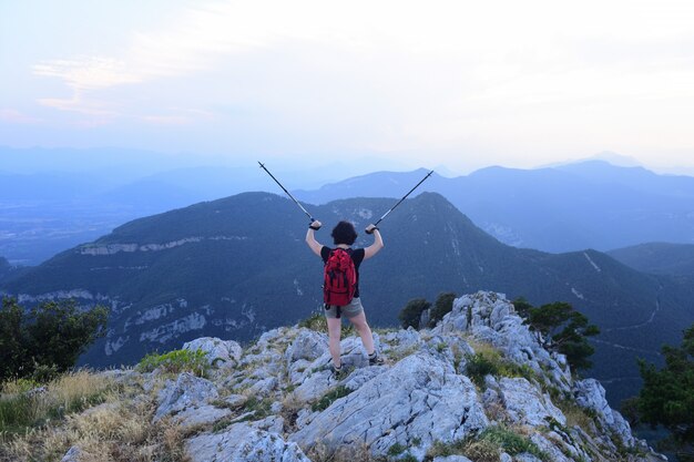 Wandererfrau, welche die Landschaft betrachtet