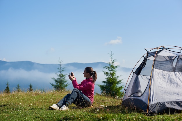 Wandererin beim Fotografieren