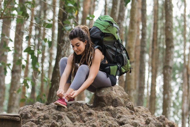 Wandererinnen tragen einen Rucksack an Schnürsenkeln