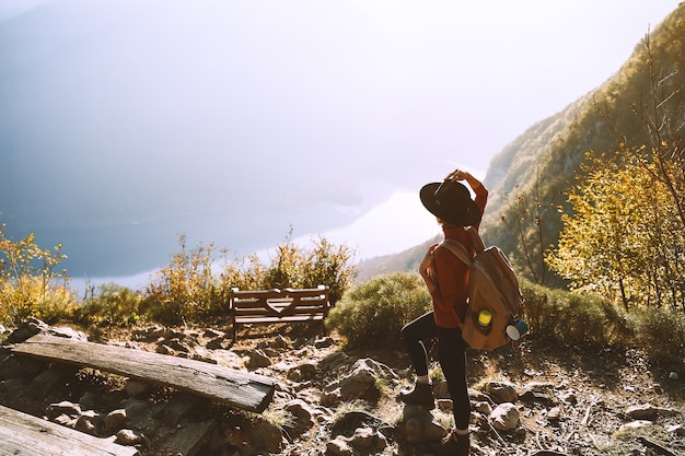 Wanderermädchen mit Rucksack auf dem Berg Frau, die während der Herbstsaison im Freien Urlaub macht