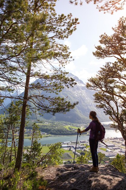 Wanderermädchen mit Rucksack und Wanderstock