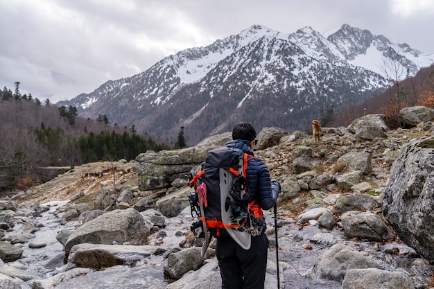 Wanderfrau mit ihrem Hund im Nationalpark von Aiguestortes und See von Sant Maurici.