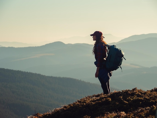 Wanderfrau mit Rucksack auf einem Berg