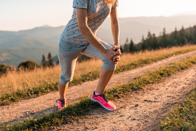 Wanderin beim Training auf dem Berg