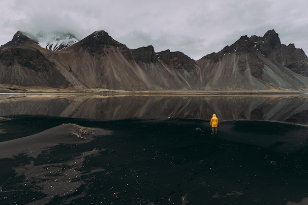 Wanderlust explorer descubriendo maravillas naturales islandesas