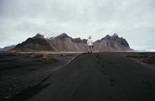 Wanderlust explorer descubriendo maravillas naturales islandesas