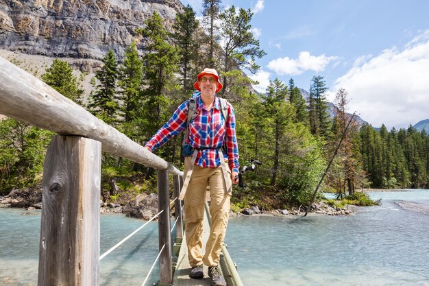 Wandermann in kanadischen Bergen.