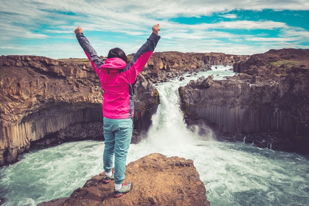 Wandern am Aldeyjarfoss Wasserfall in Island.