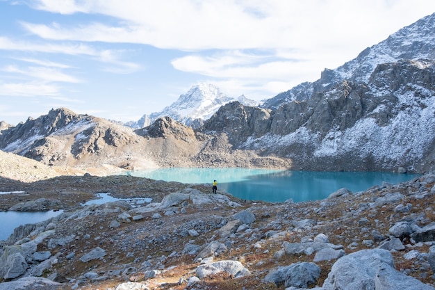 Wandern am Berg am Herbsttag. Mann, der am Telefon ein Foto von einer erstaunlichen Landschaft macht.