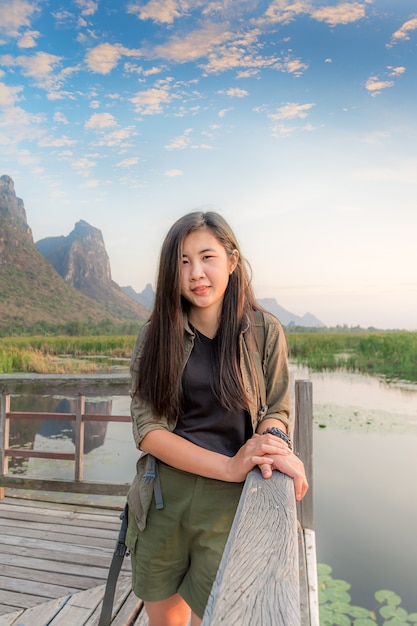 Wandern Asiatische Wandererinnen tragen schwere Rucksacktouren auf Wanderwegen Lebe ein gesundes Leben