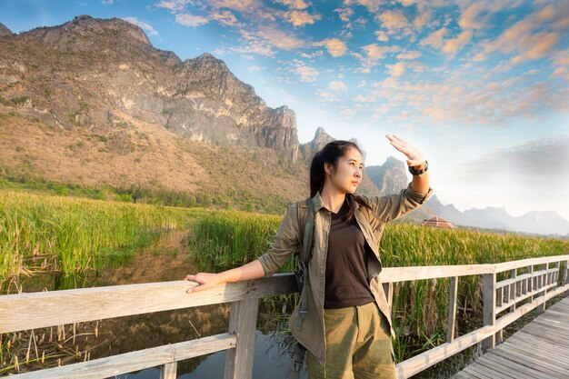 Wandern Asiatische Wanderinnen tragen schwere Rucksacktouristen auf Wanderwegen Lebe ein gesundes Leben