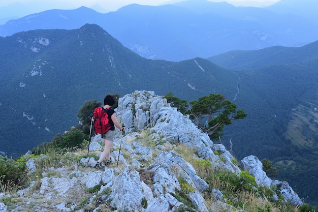 Wandern der Frau, die auf den Berg geht